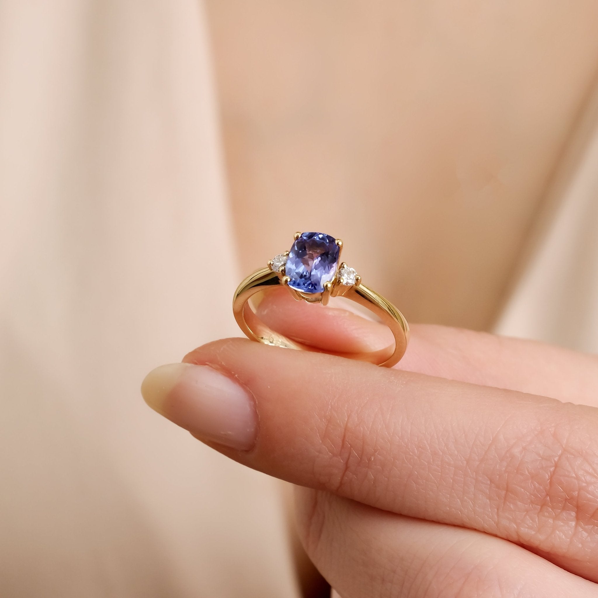 0.80 Karat Oval Tanzanit & 0.03 Karat Yuvarlak Kesim Pırlanta Yüzük - RNF01035 | Ronaff Pırlanta | Tektaş Yüzük, Pırlanta Yüzük, Kolye, Küpe