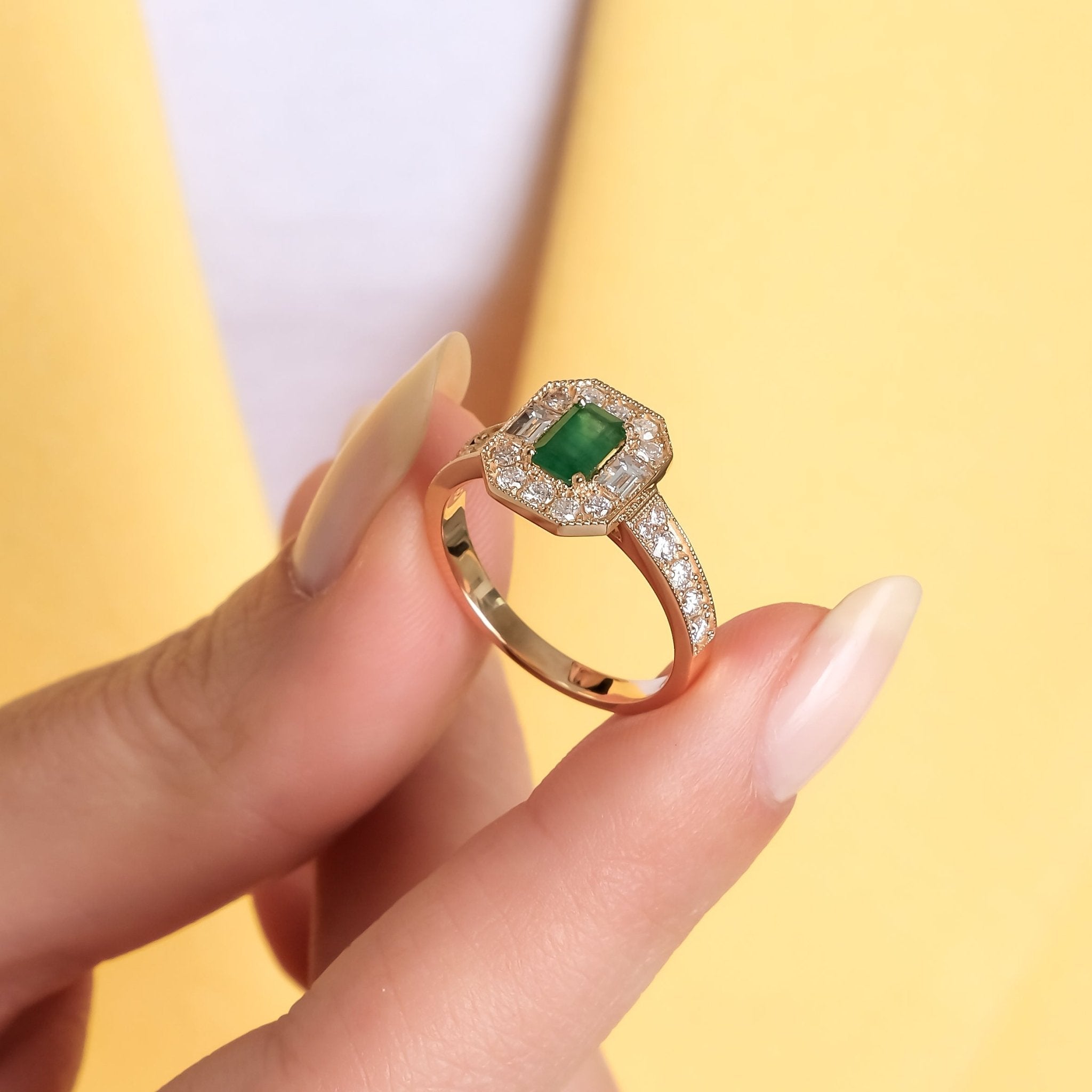 0.80 Karat Zümrüt & 0.40 Karat Baget & 0.25 Karat Yuvarlak Pırlanta Yüzük - RNF01020 | Ronaff Pırlanta | Tektaş Yüzük, Pırlanta Yüzük, Kolye, Küpe