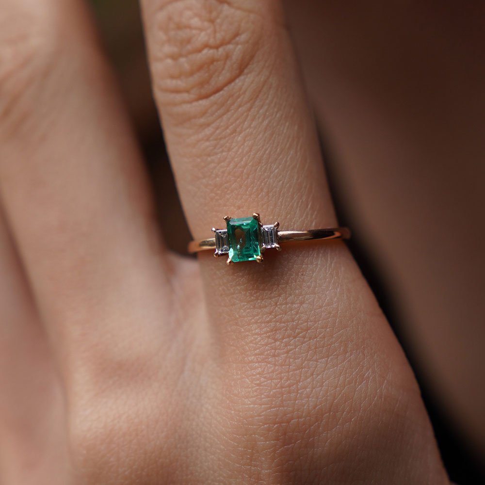 1.28 Karat Emerald Kesim Zümrüt & 0.40 Karat Baget Kesim Pırlantalı Tektaş Yüzük - RNF0118 | Ronaff Pırlanta | Tektaş Yüzük, Pırlanta Yüzük, Kolye, Küpe