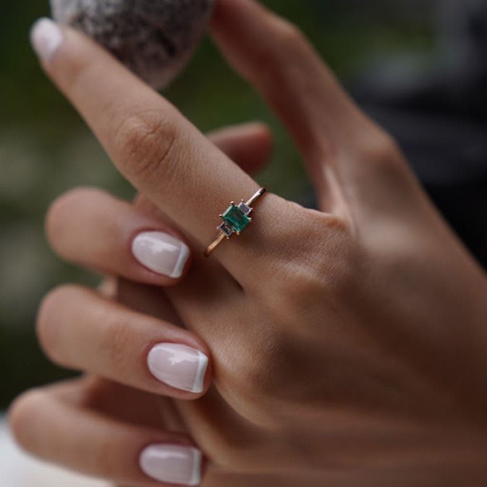 1.28 Karat Emerald Kesim Zümrüt & 0.40 Karat Baget Kesim Pırlantalı Tektaş Yüzük - RNF0118 | Ronaff Pırlanta | Tektaş Yüzük, Pırlanta Yüzük, Kolye, Küpe
