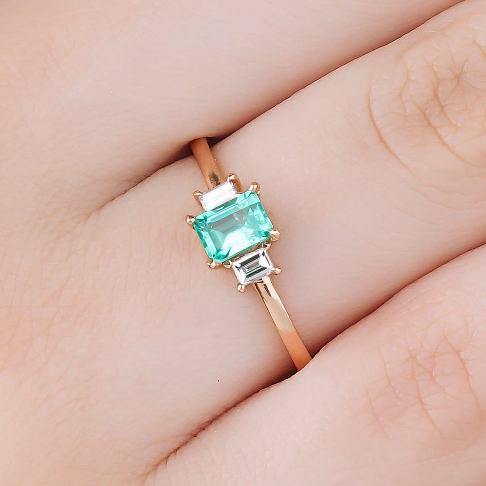 1.28 Karat Emerald Kesim Zümrüt & 0.40 Karat Baget Kesim Pırlantalı Tektaş Yüzük - RNF0118 | Ronaff Pırlanta | Tektaş Yüzük, Pırlanta Yüzük, Kolye, Küpe