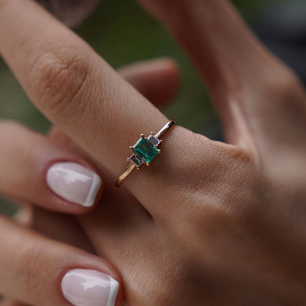 1.28 Karat Emerald Kesim Zümrüt & 0.40 Karat Baget Kesim Pırlantalı Tektaş Yüzük - RNF0118 | Ronaff Pırlanta | Tektaş Yüzük, Pırlanta Yüzük, Kolye, Küpe