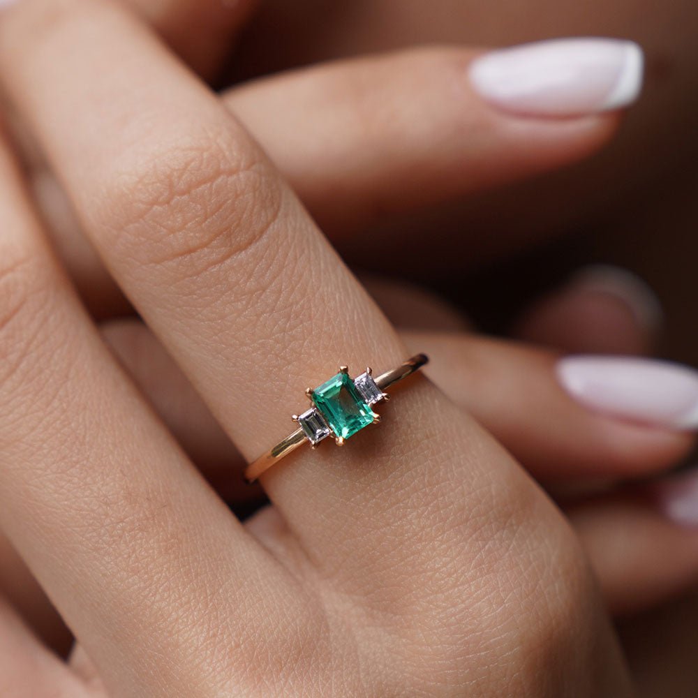 1.28 Karat Emerald Kesim Zümrüt & 0.40 Karat Baget Kesim Pırlantalı Tektaş Yüzük - RNF0118 | Ronaff Pırlanta | Tektaş Yüzük, Pırlanta Yüzük, Kolye, Küpe