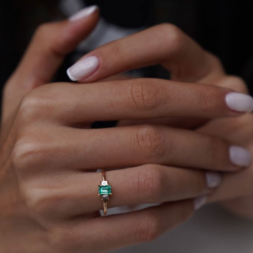 1.28 Karat Emerald Kesim Zümrüt & 0.40 Karat Baget Kesim Pırlantalı Tektaş Yüzük - RNF0118 | Ronaff Pırlanta | Tektaş Yüzük, Pırlanta Yüzük, Kolye, Küpe