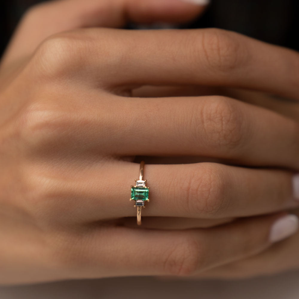 1.28 Karat Emerald Kesim Zümrüt & 0.40 Karat Baget Kesim Pırlantalı Tektaş Yüzük - RNF0118 | Ronaff Pırlanta | Tektaş Yüzük, Pırlanta Yüzük, Kolye, Küpe