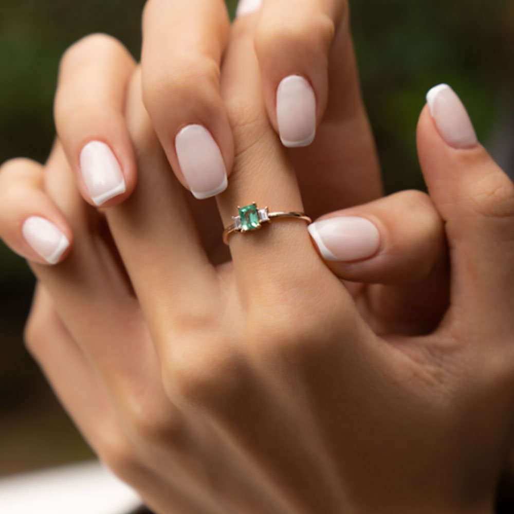 1.28 Karat Emerald Kesim Zümrüt & 0.40 Karat Baget Kesim Pırlantalı Tektaş Yüzük - RNF0118 | Ronaff Pırlanta | Tektaş Yüzük, Pırlanta Yüzük, Kolye, Küpe