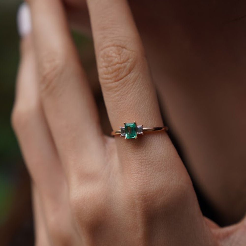 1.28 Karat Emerald Kesim Zümrüt & 0.40 Karat Baget Kesim Pırlantalı Tektaş Yüzük - RNF0118 | Ronaff Pırlanta | Tektaş Yüzük, Pırlanta Yüzük, Kolye, Küpe