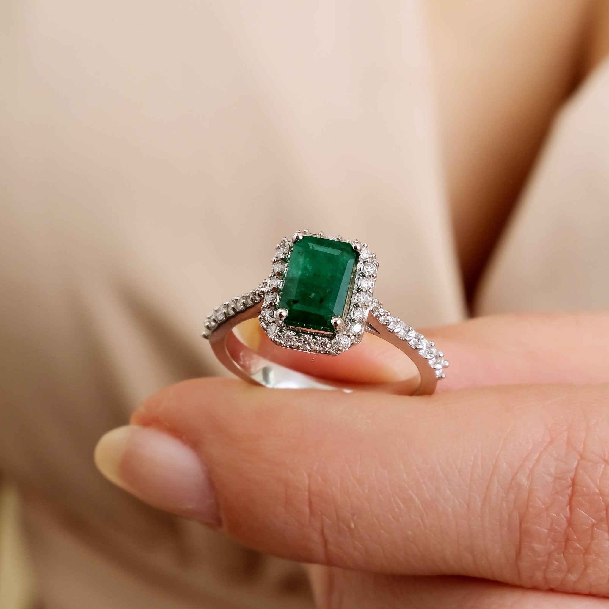 1.80 Karat Baget Zümrüt & 0.30 Karat Yuvarlak Kesim Pırlanta Yüzük - RNF01033 | Ronaff Pırlanta | Tektaş Yüzük, Pırlanta Yüzük, Kolye, Küpe