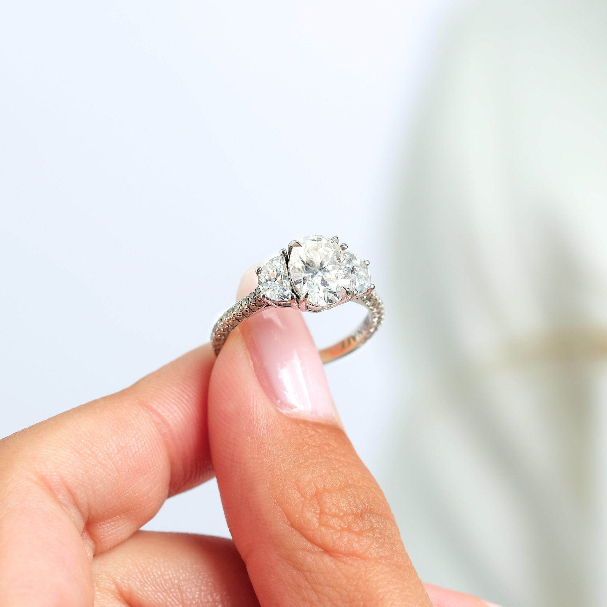 1.50 Karat Oval Merkez & 0.60 Karat Oval Yan & 0.40 Karat Yuvarlak Kenar Pırlanta Tektaş Yüzük - RNF0869 | Ronaff Pırlanta | Tektaş Yüzük, Pırlanta Yüzük, Kolye, Küpe