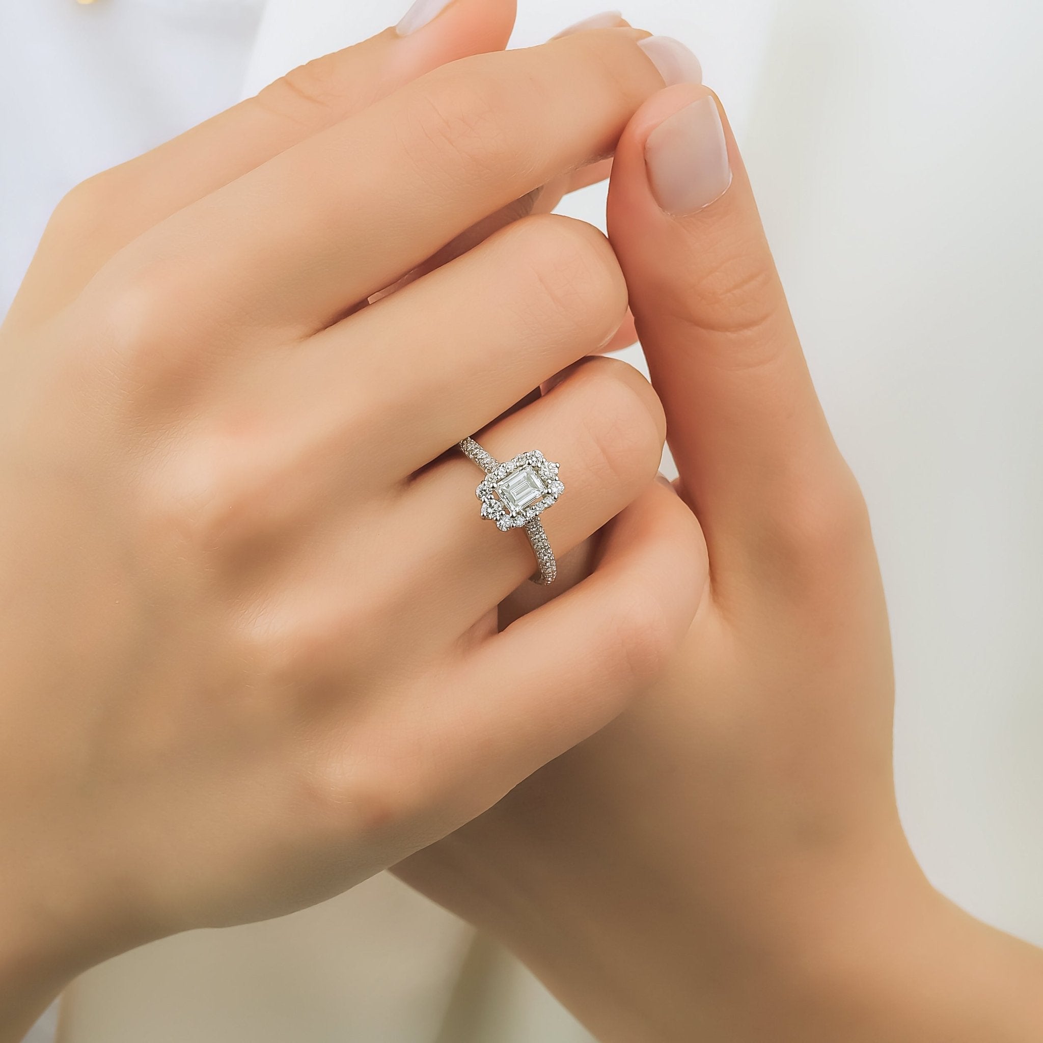 0.54 Karat Emerald & 0.52 Karat Yuvarlak Kesim GIA Sertifikalı Tektaş Pırlanta Yüzük - RNF0677 | Ronaff Pırlanta | Tektaş Yüzük, Pırlanta Yüzük, Kolye, Küpe