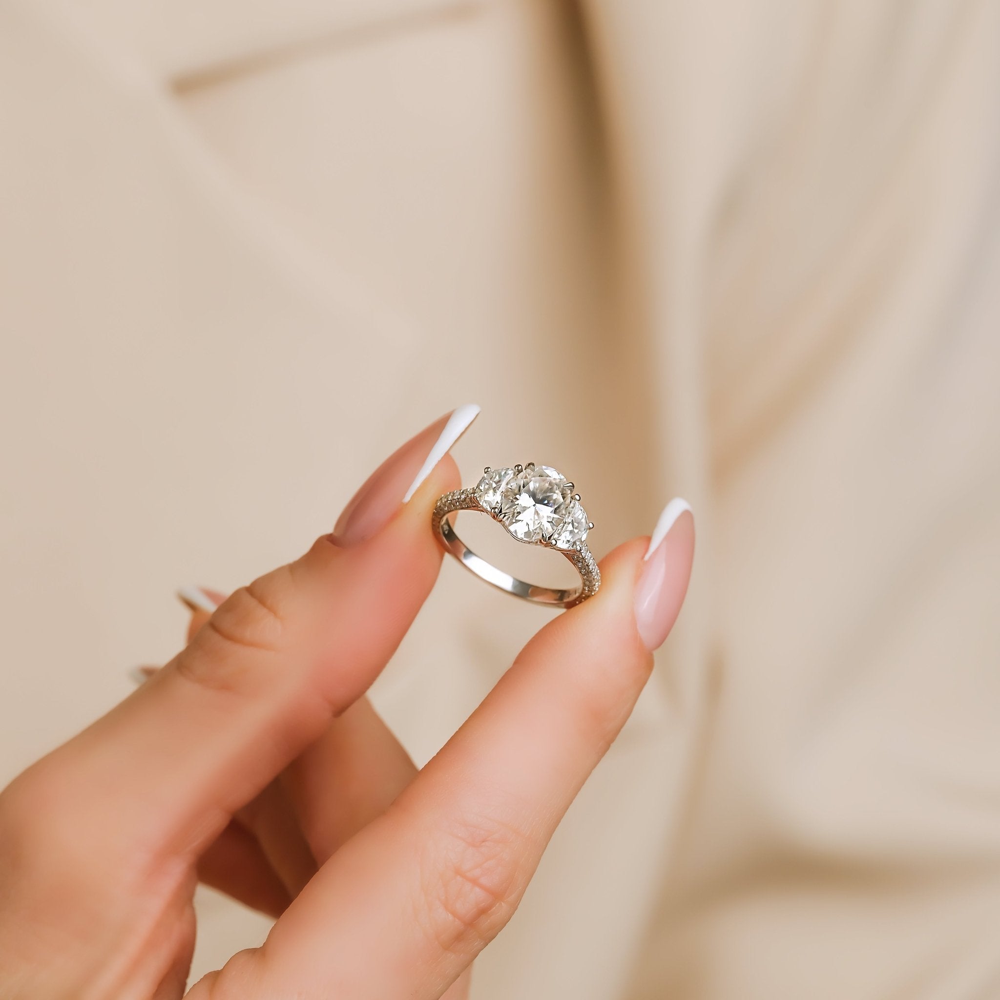 1.50 Karat Oval Merkez & 0.60 Karat Oval Yan & 0.40 Karat Yuvarlak Kenar Pırlanta Tektaş Yüzük - RNF0869 | Ronaff Pırlanta | Tektaş Yüzük, Pırlanta Yüzük, Kolye, Küpe