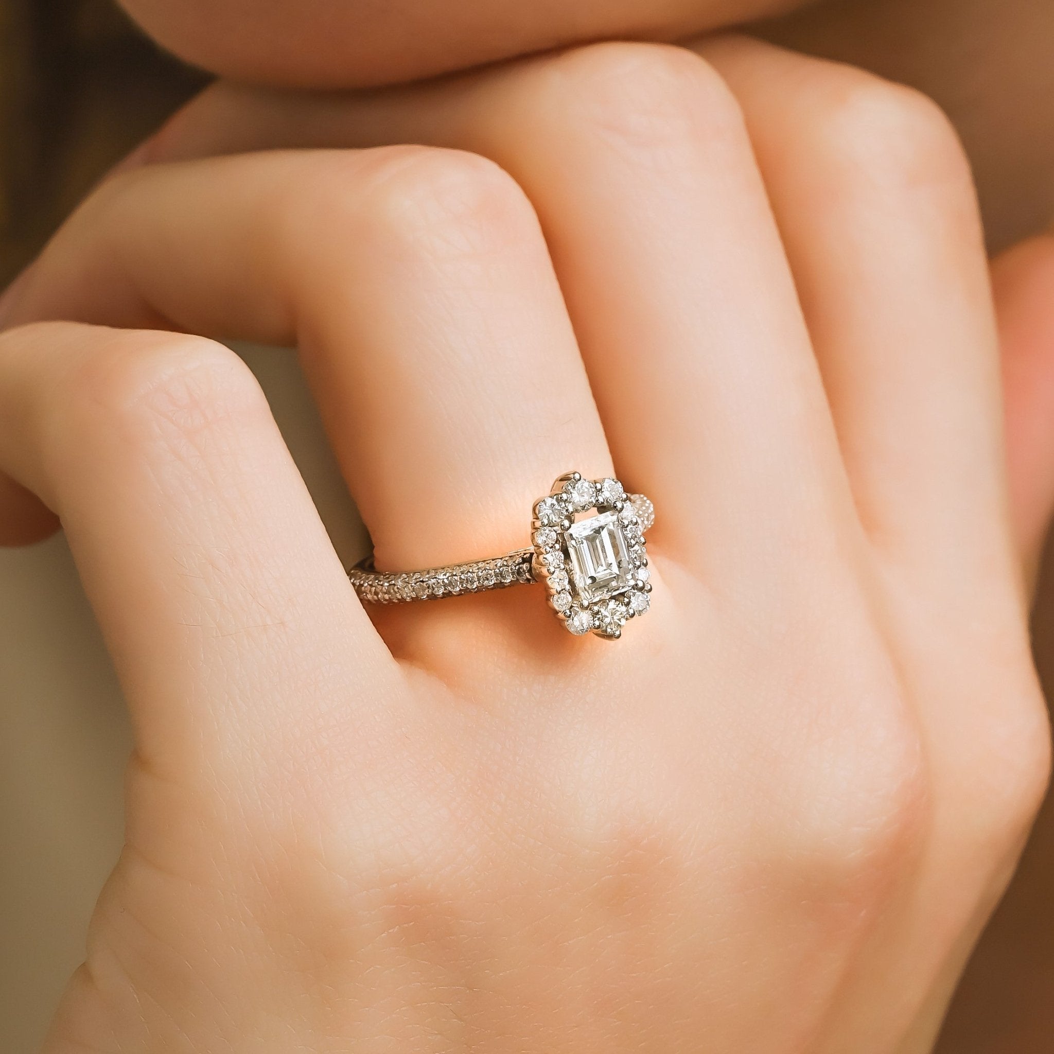 0.54 Karat Emerald & 0.52 Karat Yuvarlak Kesim GIA Sertifikalı Tektaş Pırlanta Yüzük - RNF0677 | Ronaff Pırlanta | Tektaş Yüzük, Pırlanta Yüzük, Kolye, Küpe