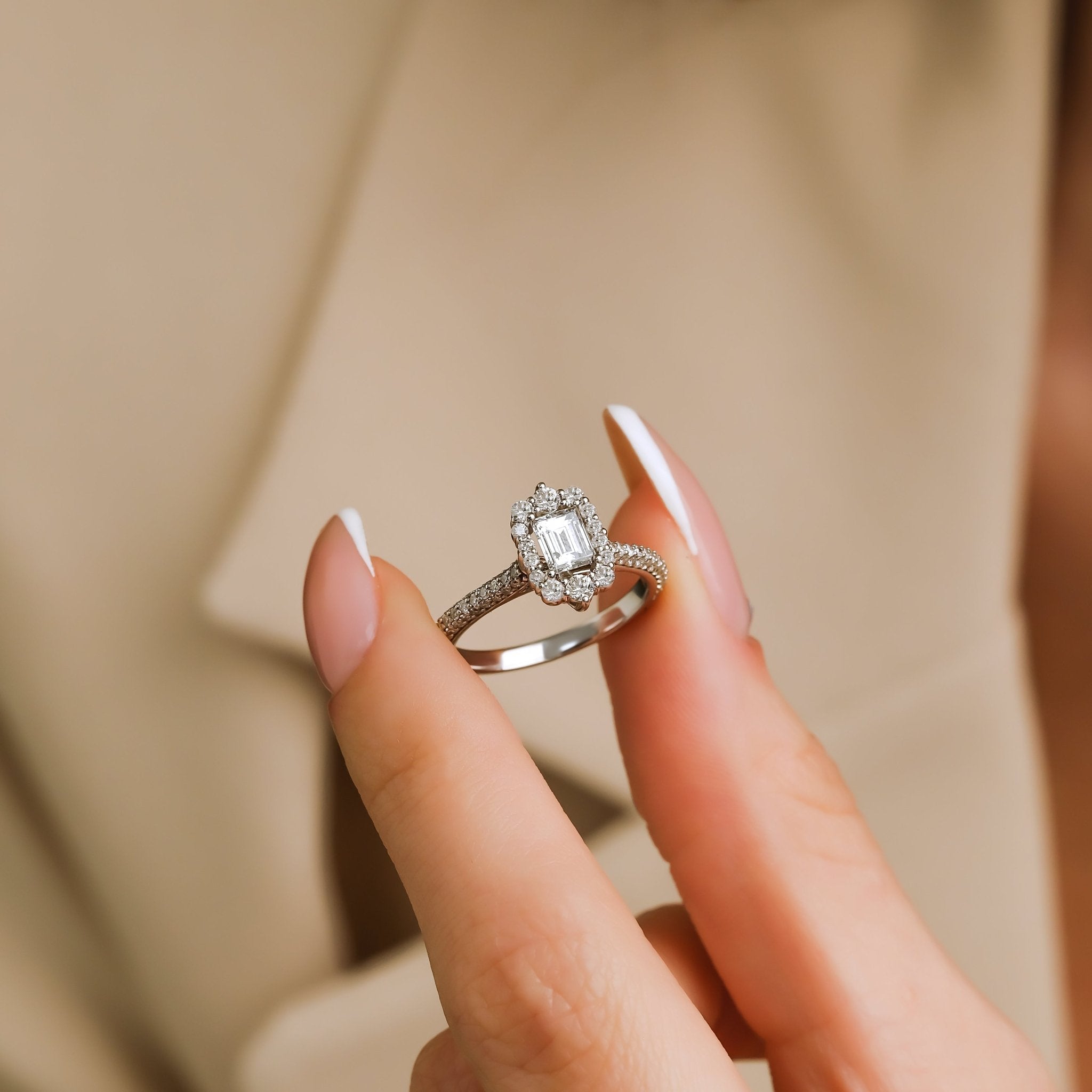 0.54 Karat Emerald & 0.52 Karat Yuvarlak Kesim GIA Sertifikalı Tektaş Pırlanta Yüzük - RNF0677 | Ronaff Pırlanta | Tektaş Yüzük, Pırlanta Yüzük, Kolye, Küpe