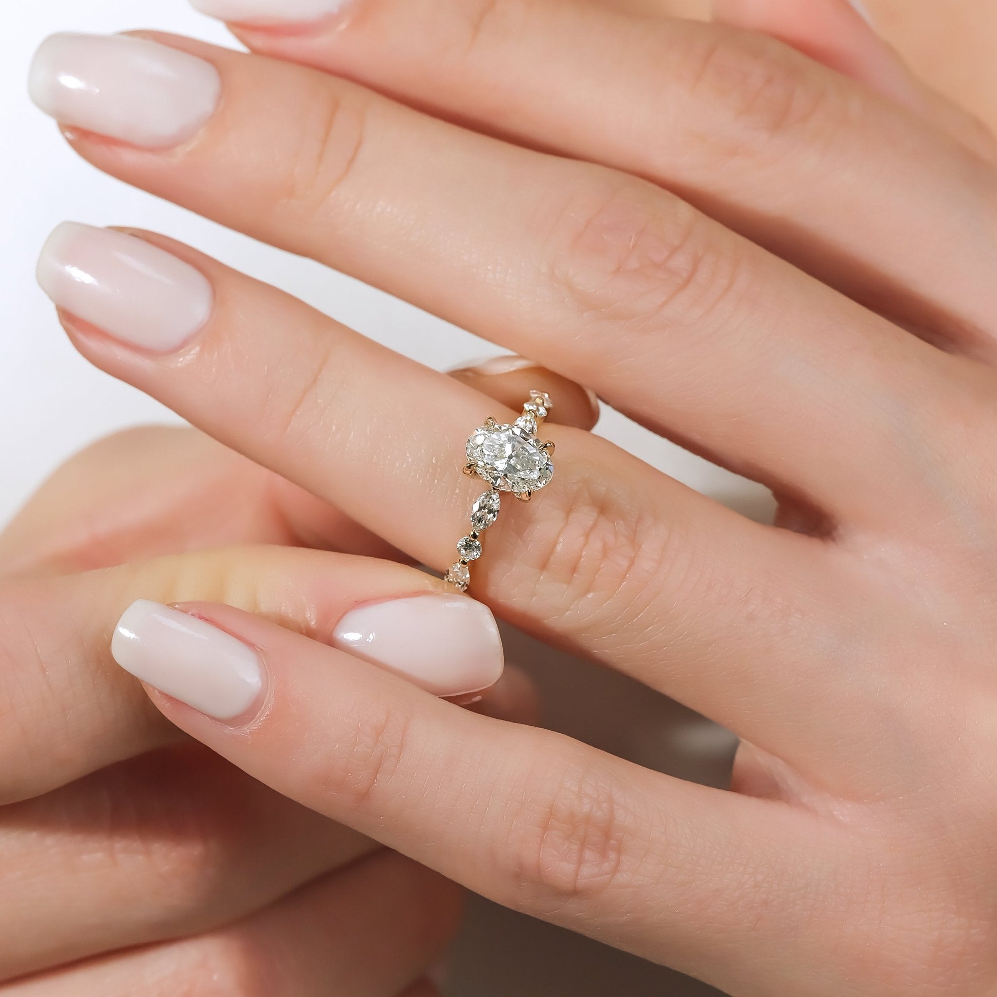 0.70 Karat Oval Kesim & 0.30 Karat Markiz Kesim & 0.12 Karat Yuvarlak Kesim GIA/HRD Sertifikalı Tektaş Pırlanta Markiz Kollu Yüzük - RNF0767 | Ronaff Pırlanta | Tektaş Yüzük, Pırlanta Yüzük, Kolye, Küpe