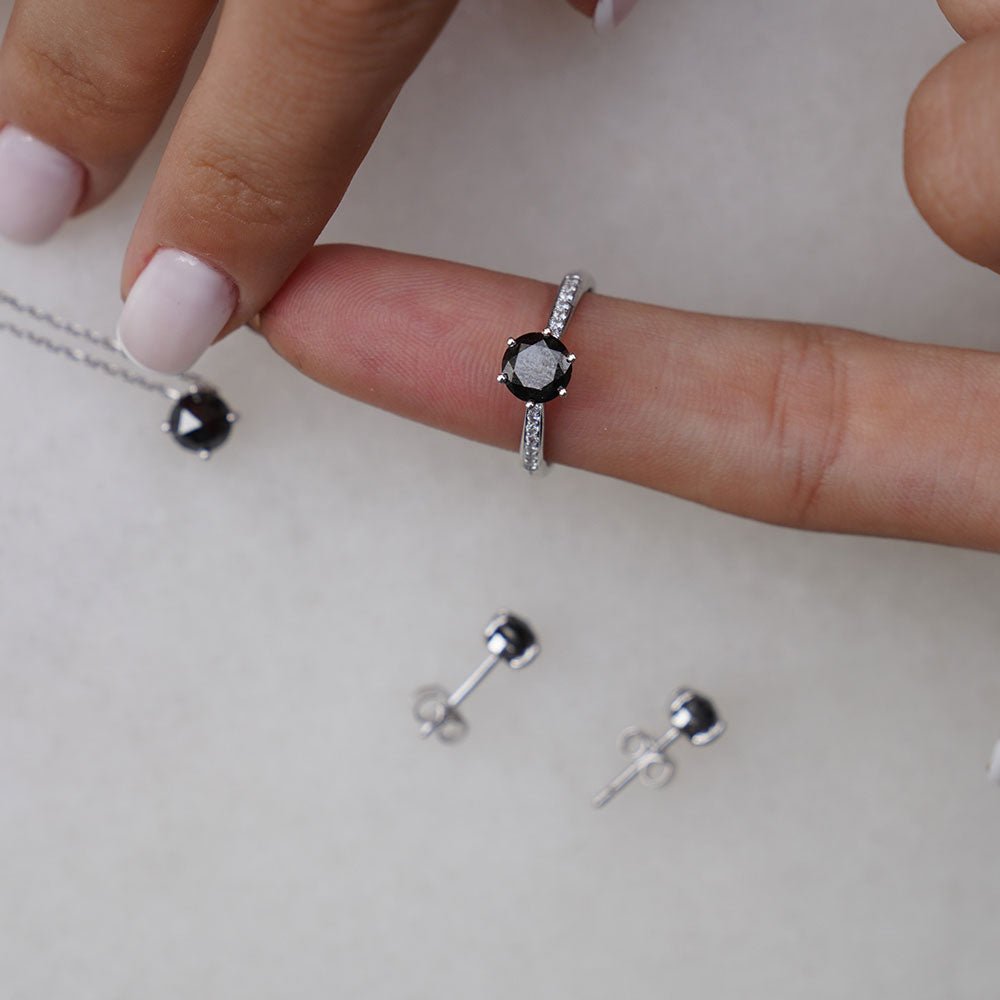 0.20 Karat Siyah Pırlantalı Tektaş Küpe - RNF0625 | Ronaff Pırlanta | Tektaş Yüzük, Pırlanta Yüzük, Kolye, Küpe