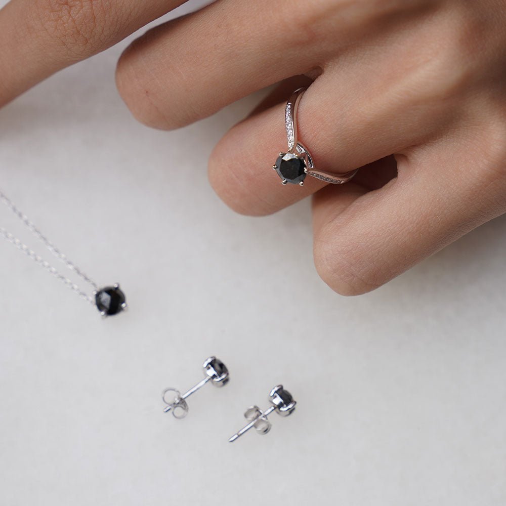 0.20 Karat Siyah Pırlantalı Tektaş Küpe - RNF0625 | Ronaff Pırlanta | Tektaş Yüzük, Pırlanta Yüzük, Kolye, Küpe