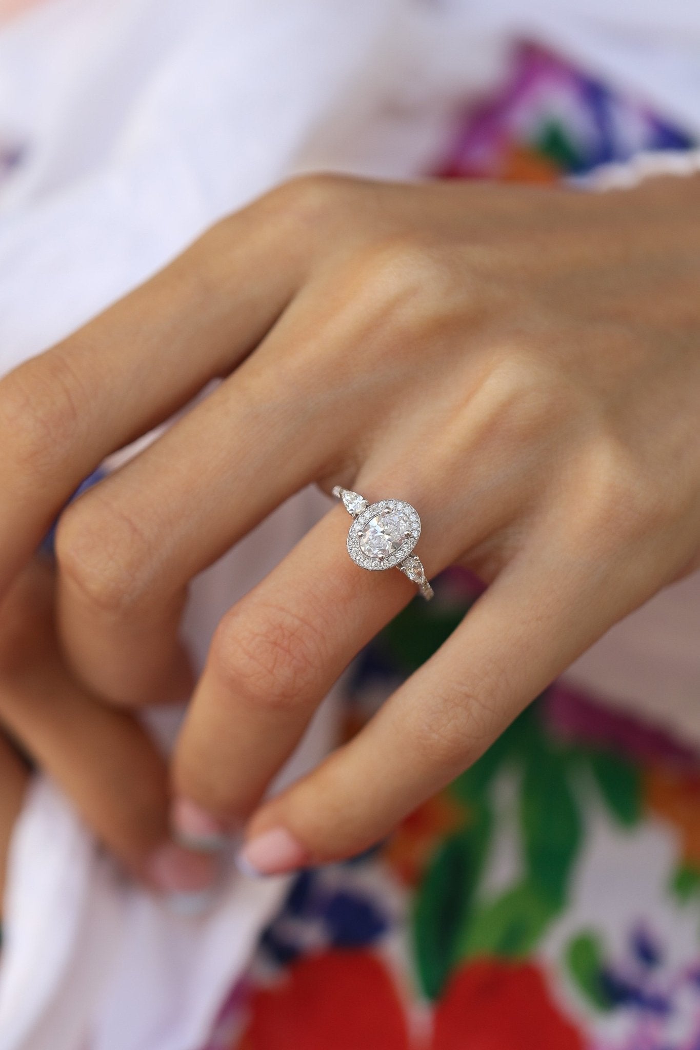 0.75 Karat Oval Merkez & 0.50 Karat Yuvarlak Kesim & 0.20 Karat Damla Kesim Pırlanta GIA Sertifikalı Özel Tasarım Tektaş Teklif Yüzüğü - RNF0714 | Ronaff Pırlanta | Tektaş Yüzük, Pırlanta Yüzük, Kolye, Küpe
