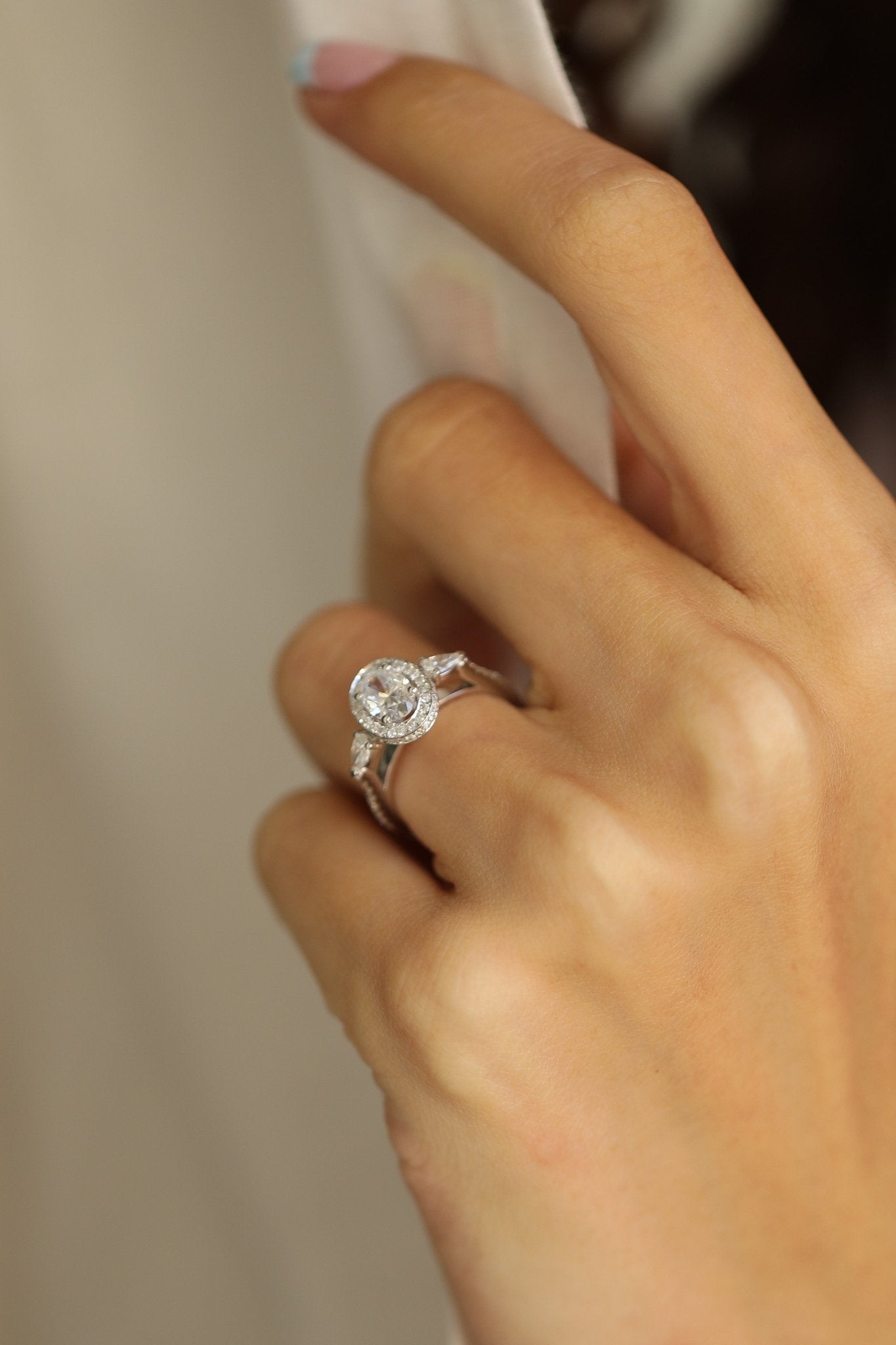 0.75 Karat Oval Merkez & 0.50 Karat Yuvarlak Kesim & 0.20 Karat Damla Kesim Pırlanta GIA Sertifikalı Özel Tasarım Tektaş Teklif Yüzüğü - RNF0714 | Ronaff Pırlanta | Tektaş Yüzük, Pırlanta Yüzük, Kolye, Küpe