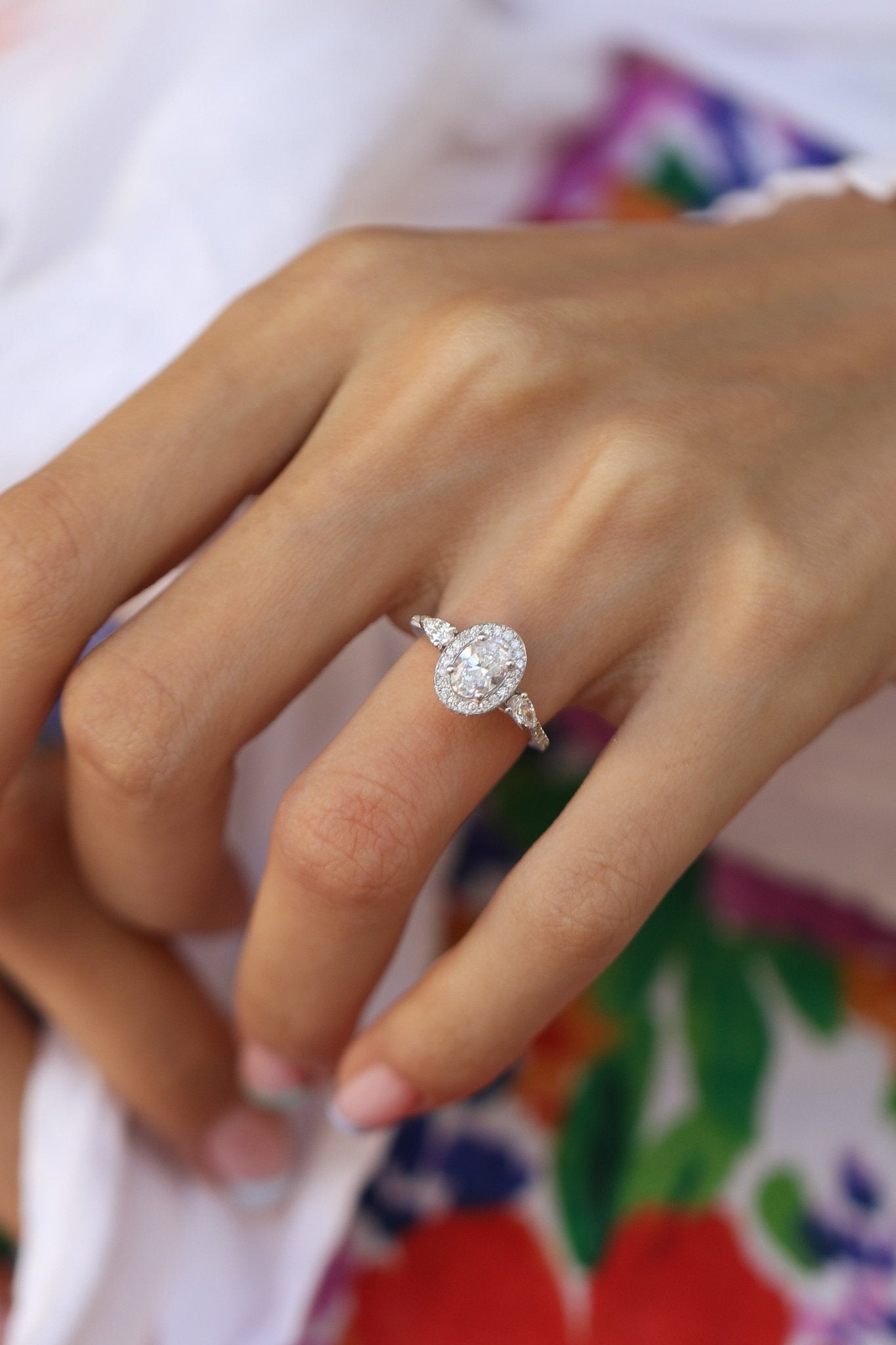 0.75 Karat Oval Merkez & 0.50 Karat Yuvarlak Kesim & 0.20 Karat Damla Kesim Pırlanta GIA Sertifikalı Özel Tasarım Tektaş Teklif Yüzüğü - RNF0714 | Ronaff Pırlanta | Tektaş Yüzük, Pırlanta Yüzük, Kolye, Küpe