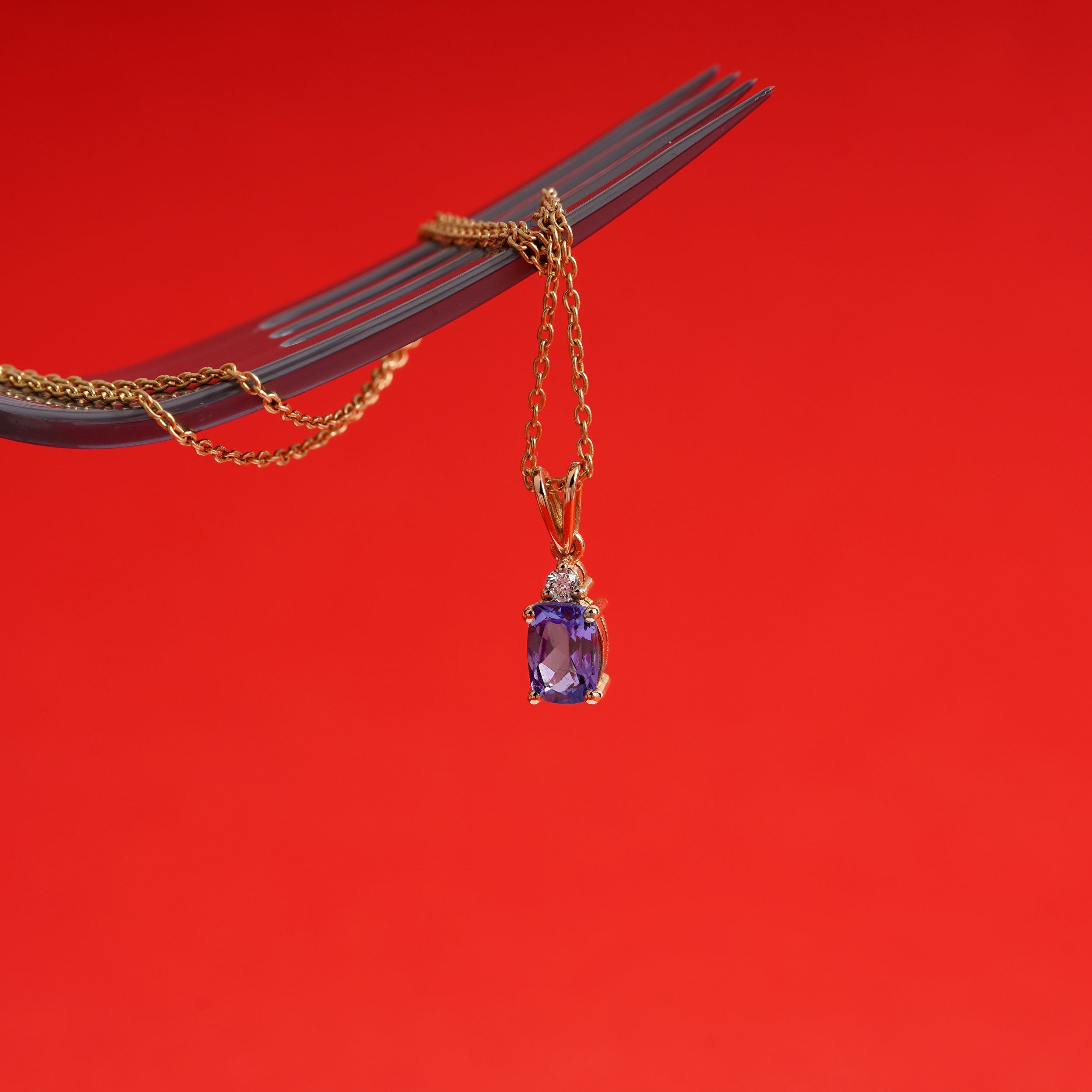 0.80 Karat Oval Tanzanit & 0.03 Karat Yuvarlak Kesim Pırlanta Kolye - RNF01033 | Ronaff Pırlanta | Tektaş Yüzük, Pırlanta Yüzük, Kolye, Küpe