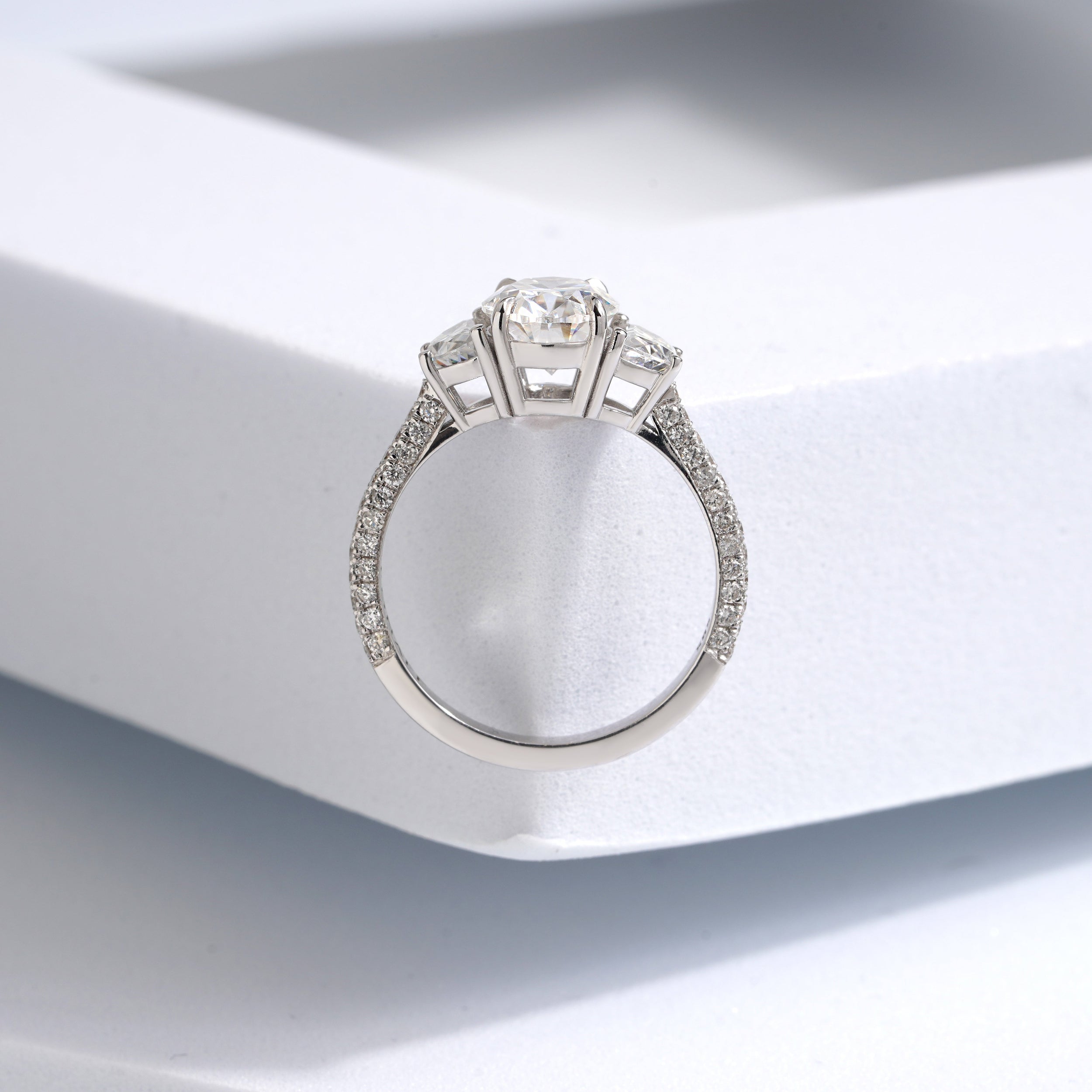 1.50 Karat Oval Merkez & 0.60 Karat Oval Yan & 0.40 Karat Yuvarlak Kenar Pırlanta Tektaş Yüzük - RNF0869 | Ronaff Pırlanta | Tektaş Yüzük, Pırlanta Yüzük, Kolye, Küpe