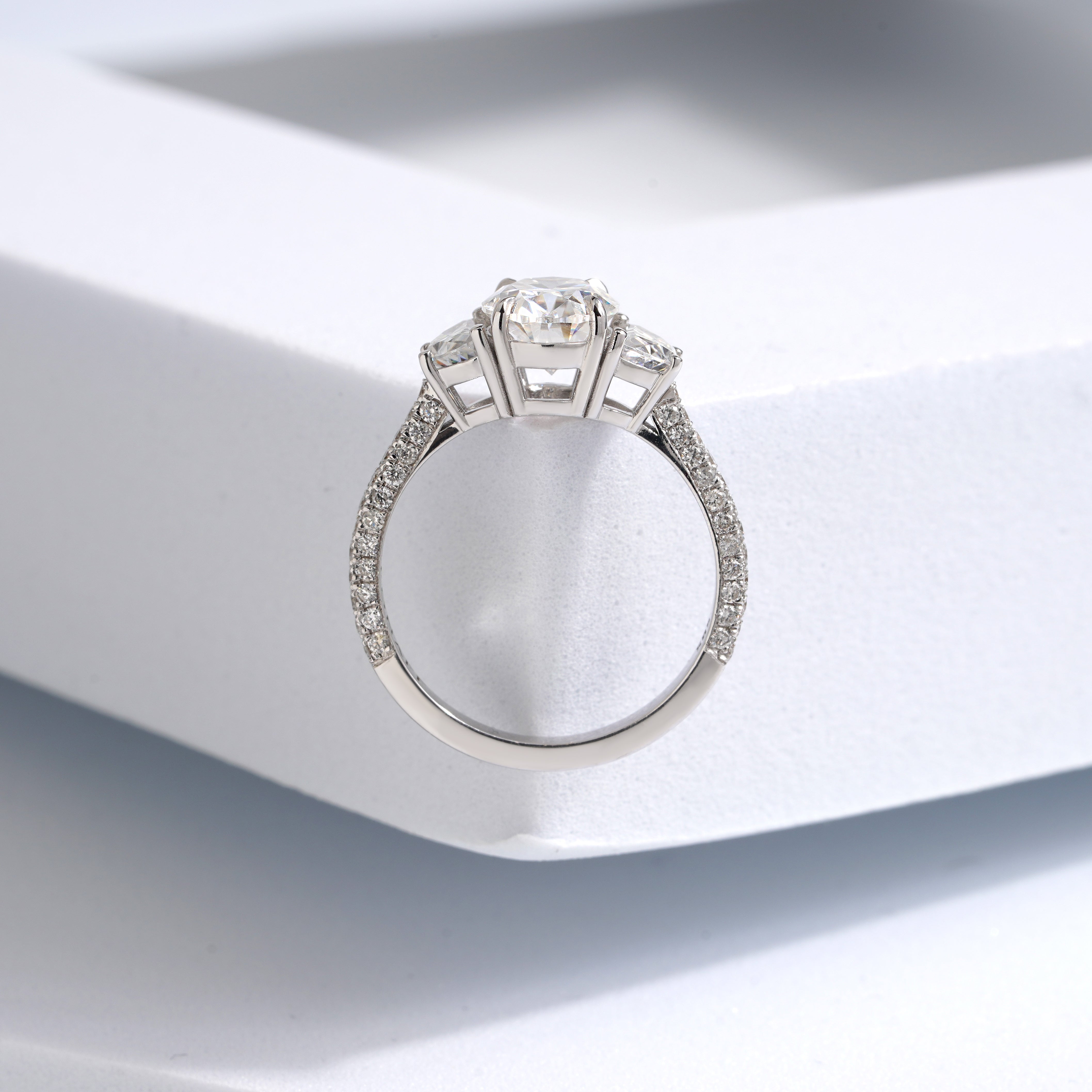1.50 Karat Oval Merkez & 0.60 Karat Oval Yan & 0.40 Karat Yuvarlak Kenar Pırlanta Tektaş Yüzük - RNF0869 | Ronaff Pırlanta | Tektaş Yüzük, Pırlanta Yüzük, Kolye, Küpe