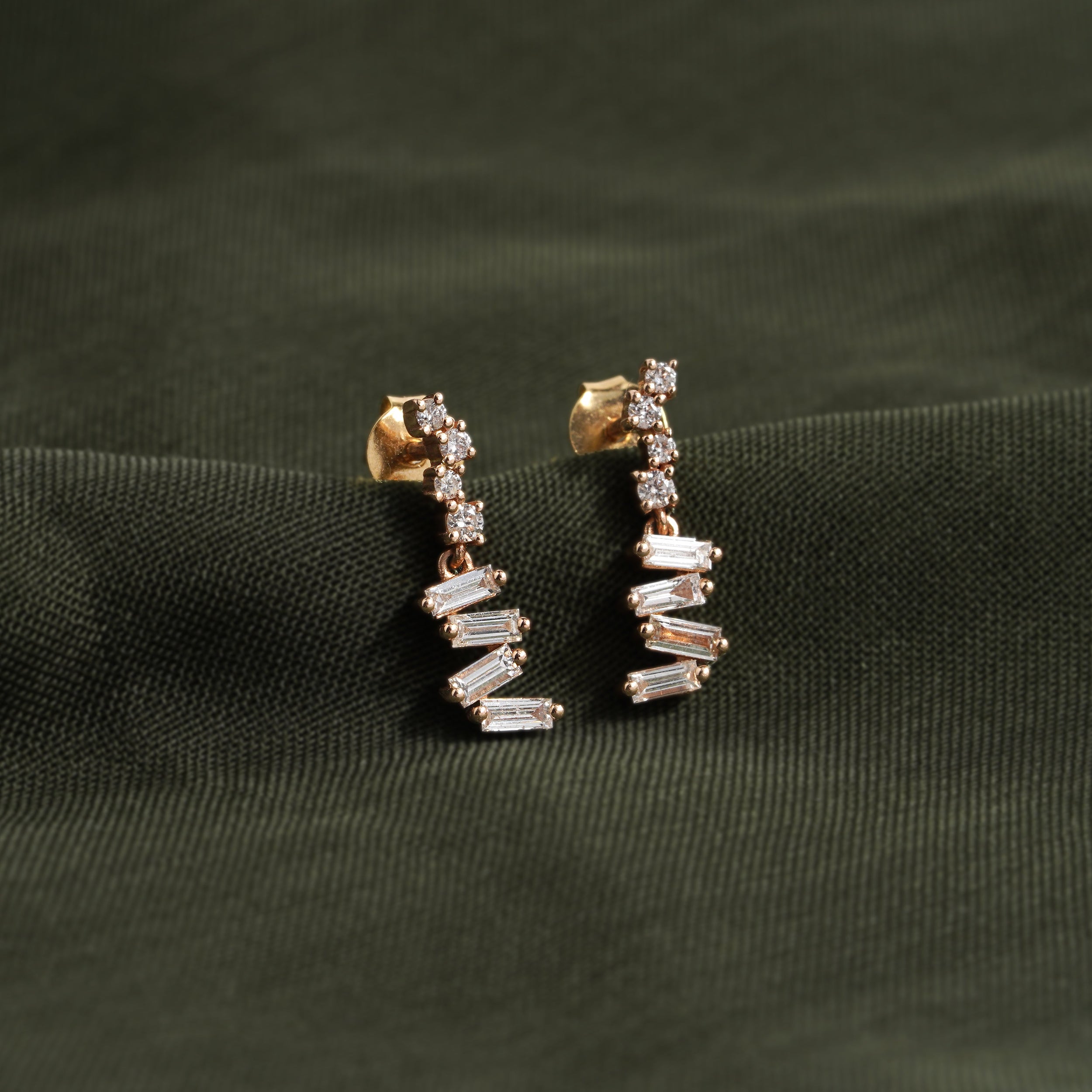 0.48 Karat Baget Pırlantalı Özel Tasarım Küpe - RNF0680