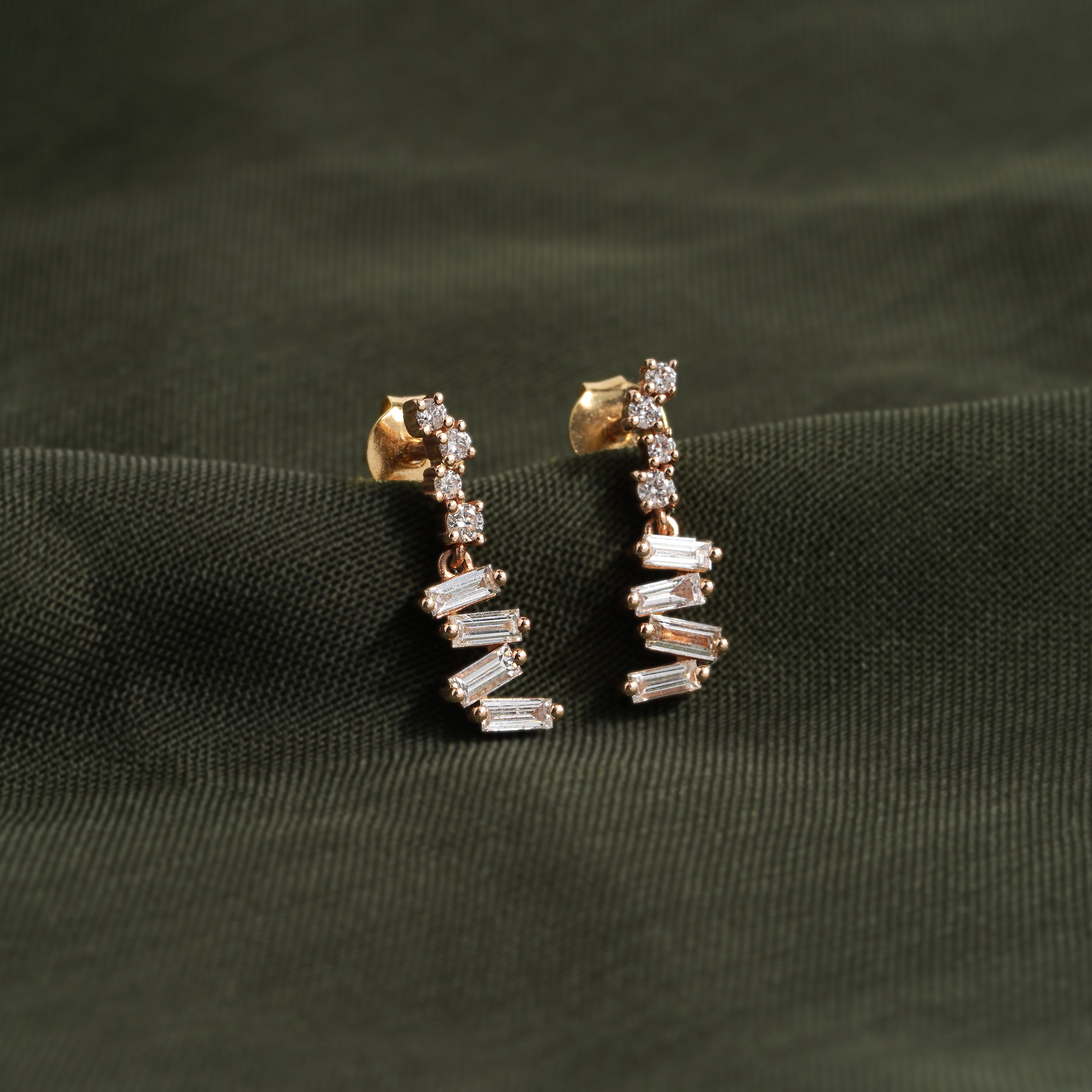 0.48 Karat Baget Pırlantalı Özel Tasarım Küpe - RNF0680