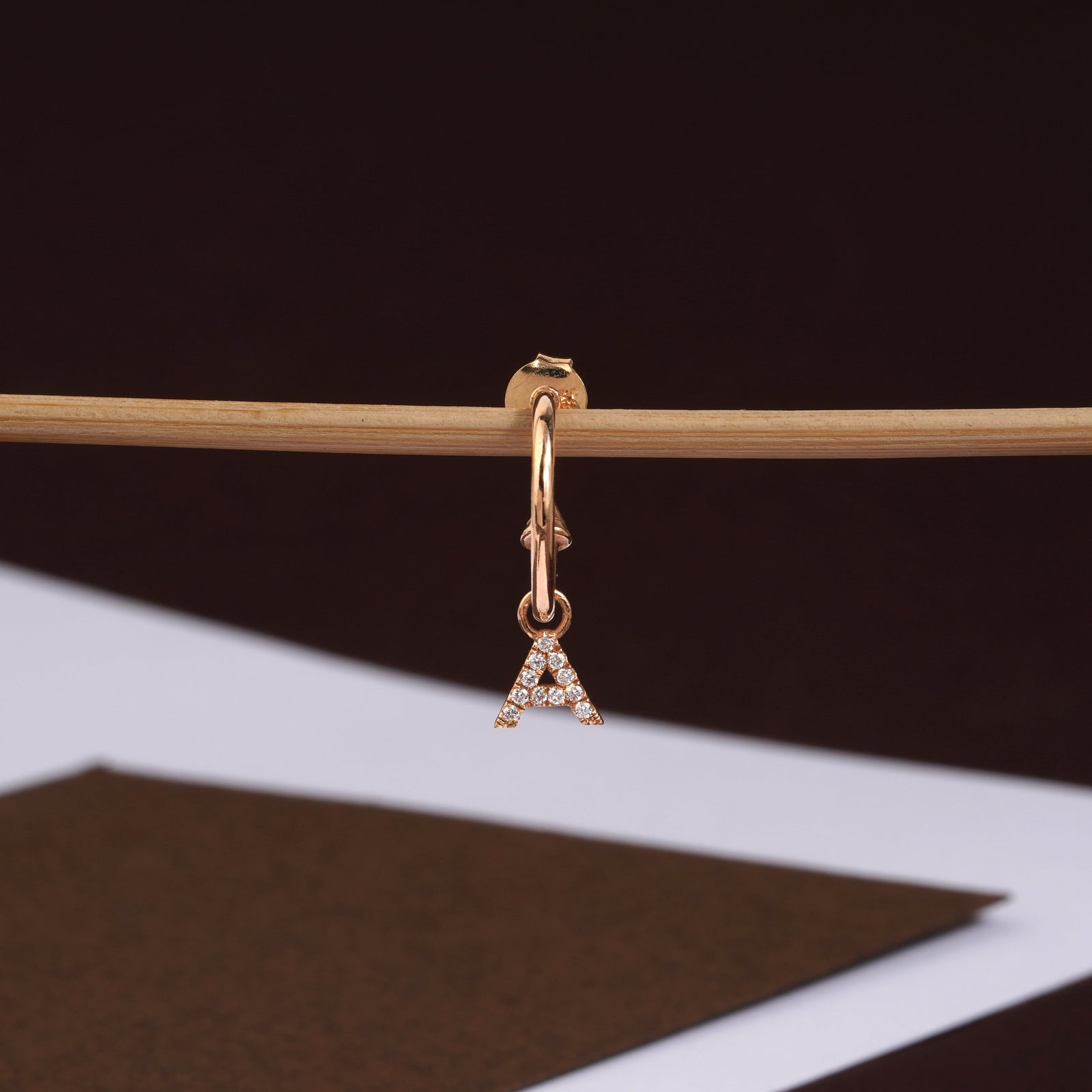 0.10 Karat Kişiye Özel Tasarım Pırlantalı Harf Tek Küpe- RNF1391