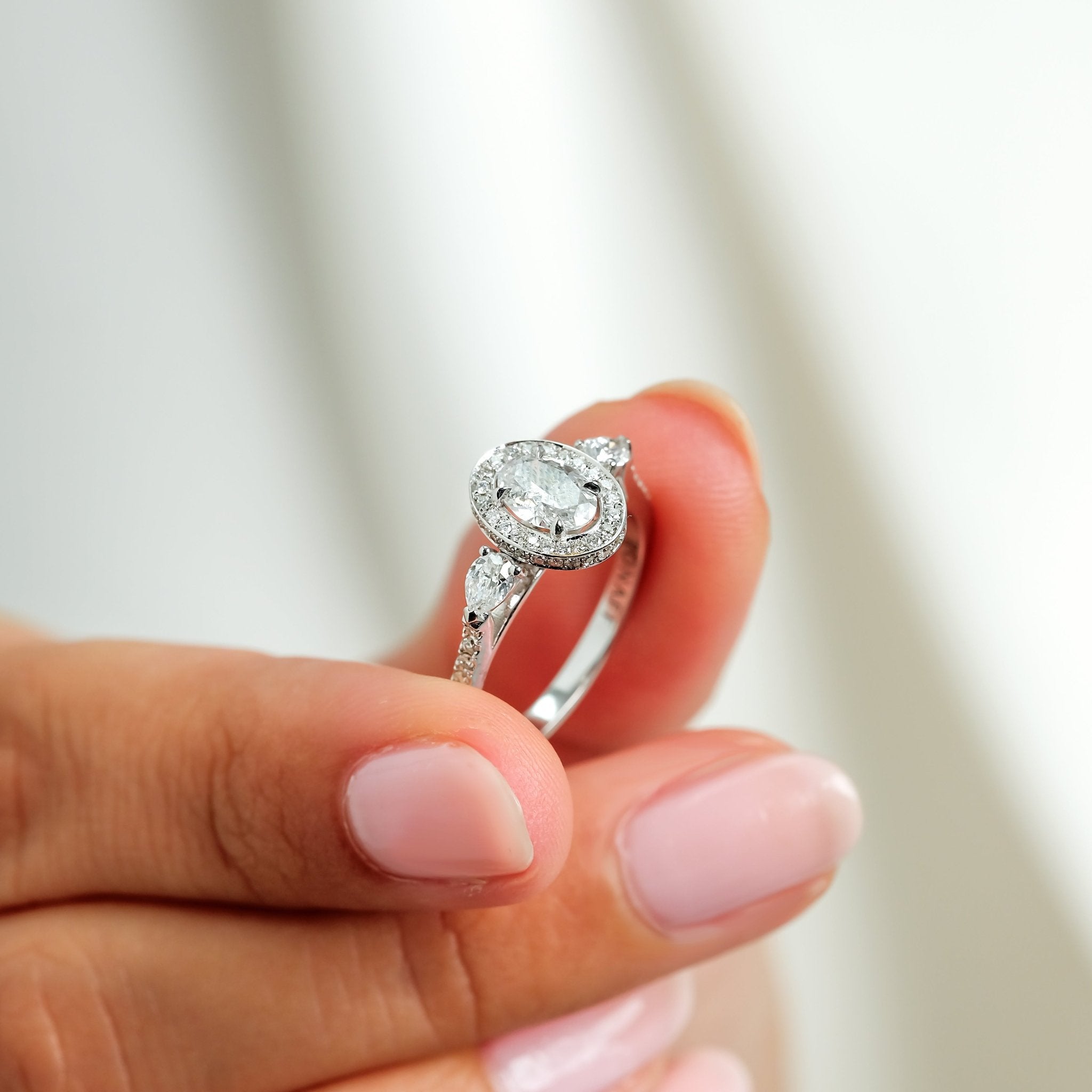 0.75 Karat Oval Merkez & 0.50 Karat Yuvarlak Kesim & 0.20 Karat Damla Kesim Pırlanta GIA Sertifikalı Özel Tasarım Tektaş Teklif Yüzüğü - RNF0714 | Ronaff Pırlanta | Tektaş Yüzük, Pırlanta Yüzük, Kolye, Küpe