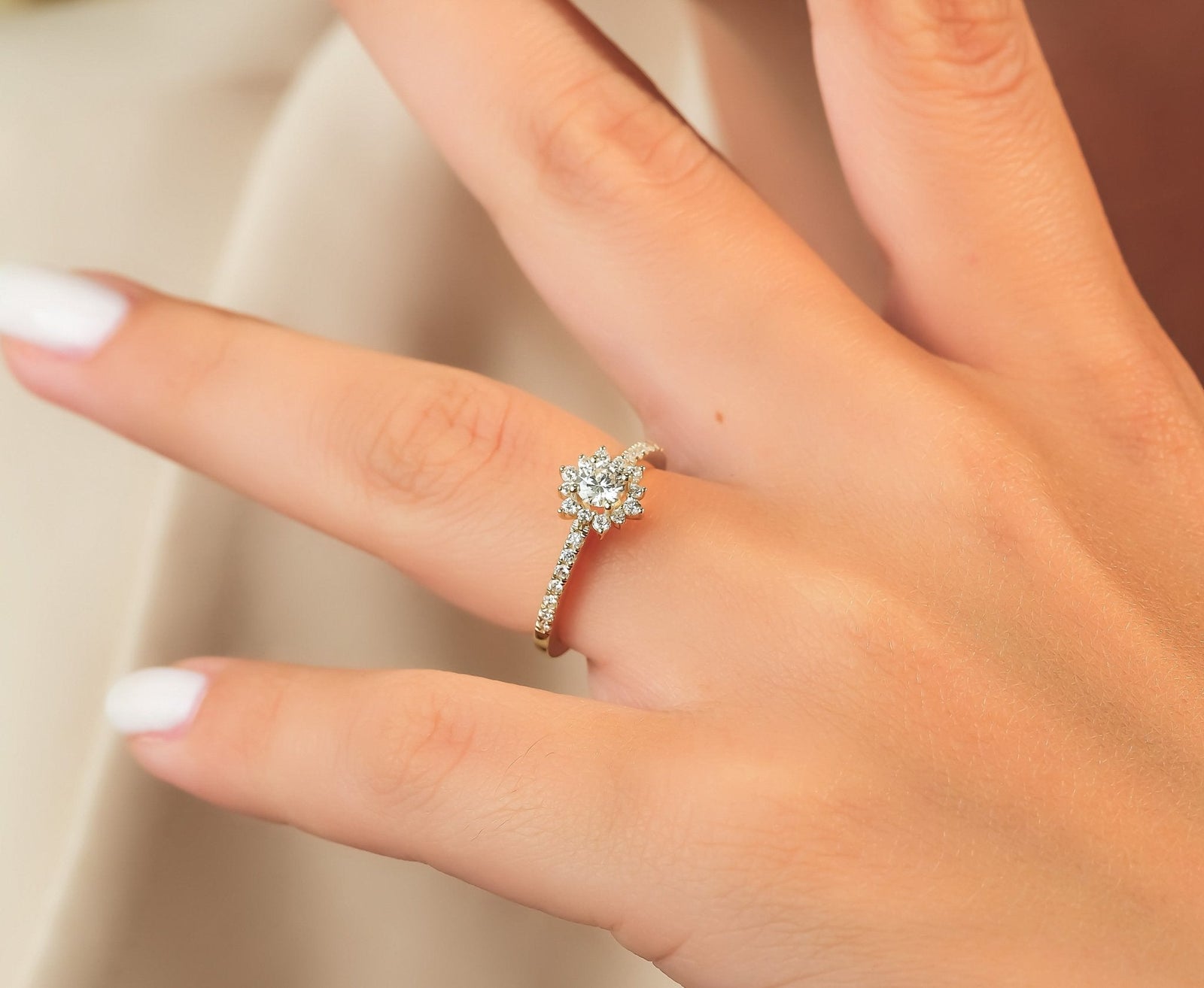0.25 Karat Merkez & 0.23 Karat Kenar Kar Tanesi Lotus Tektaş Pırlanta Yüzük - RNF0881 | Ronaff Pırlanta | Tektaş Yüzük, Pırlanta Yüzük, Kolye, Küpe