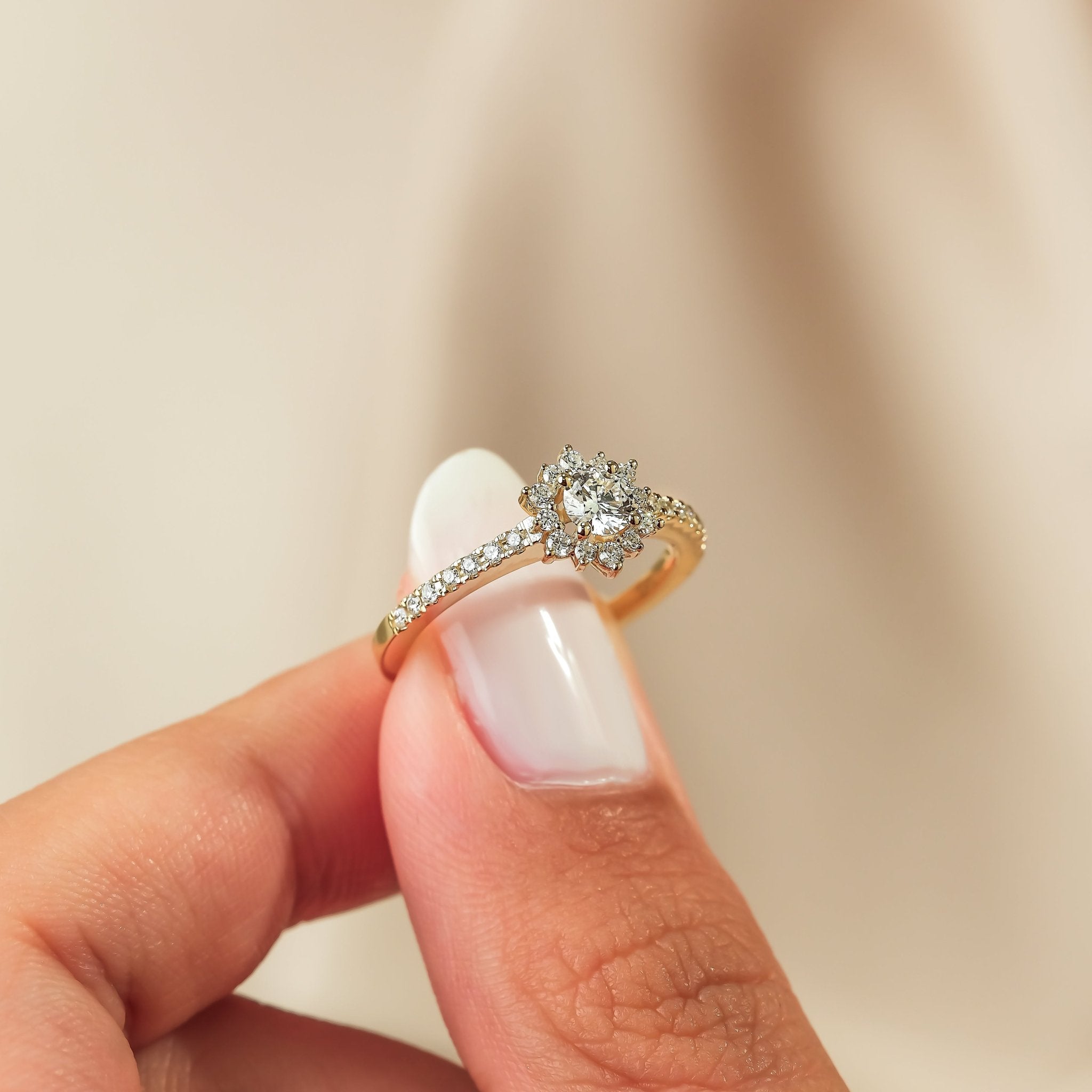 0.25 Karat Merkez & 0.23 Karat Kenar Kar Tanesi Lotus Tektaş Pırlanta Yüzük - RNF0881 | Ronaff Pırlanta | Tektaş Yüzük, Pırlanta Yüzük, Kolye, Küpe