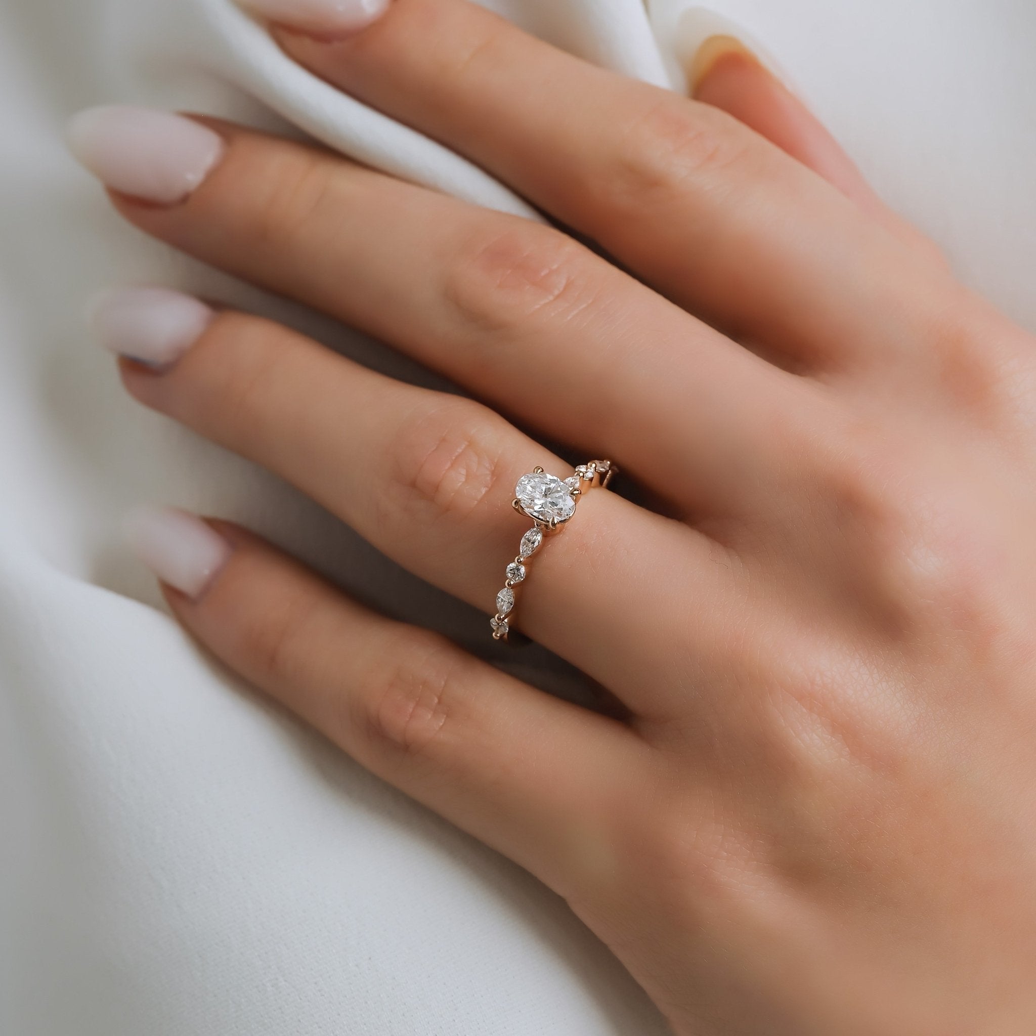 0.70 Karat Oval Kesim & 0.30 Karat Markiz Kesim & 0.12 Karat Yuvarlak Kesim GIA/HRD Sertifikalı Tektaş Pırlanta Markiz Kollu Yüzük - RNF0767 | Ronaff Pırlanta | Tektaş Yüzük, Pırlanta Yüzük, Kolye, Küpe